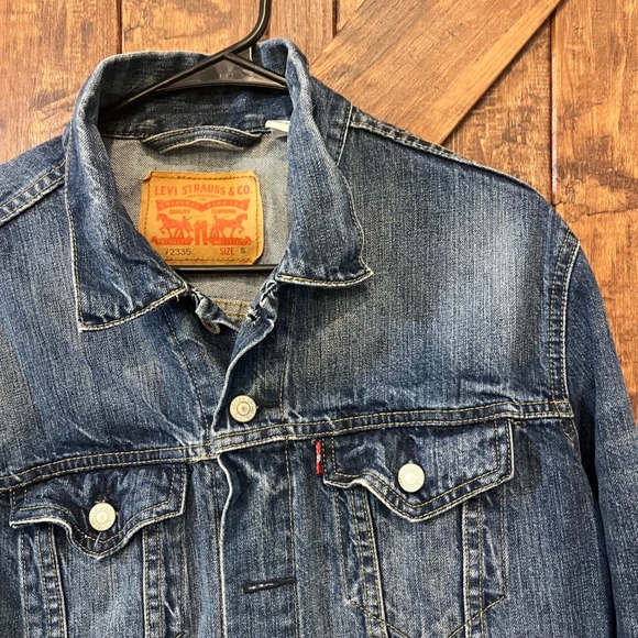 Levi's‎ Denim Trucker Jacket Mens Distressed Blue Jean Small S Classic Fit - Picture 2 of 7